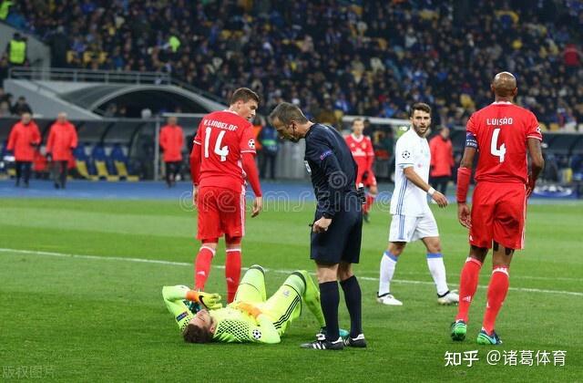 开云体育官方登录转折点!阿贾克斯防线松动,葡超窗口期攻防权衡,引发热议,纪律约束更严格的简单介绍